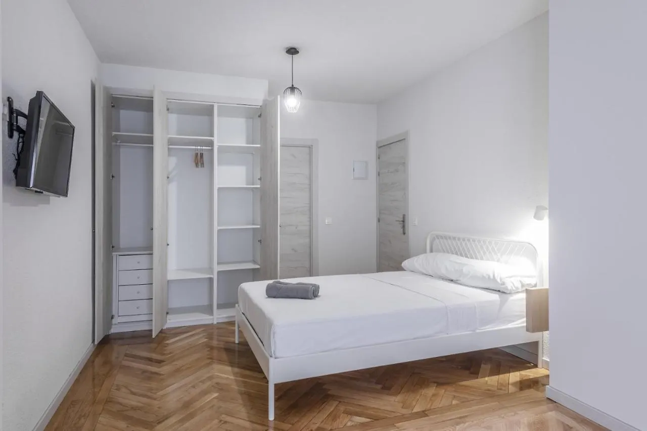 Room Urban Barajas 5 Guest house